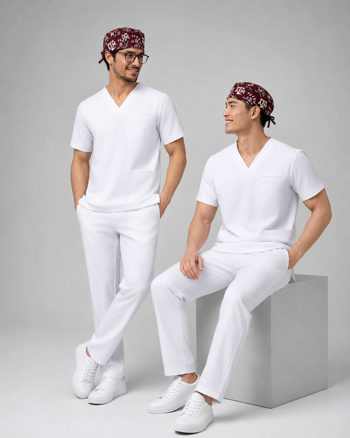Hai người mẫu nam mặc đồng phục y tế và đội Scrub Cap